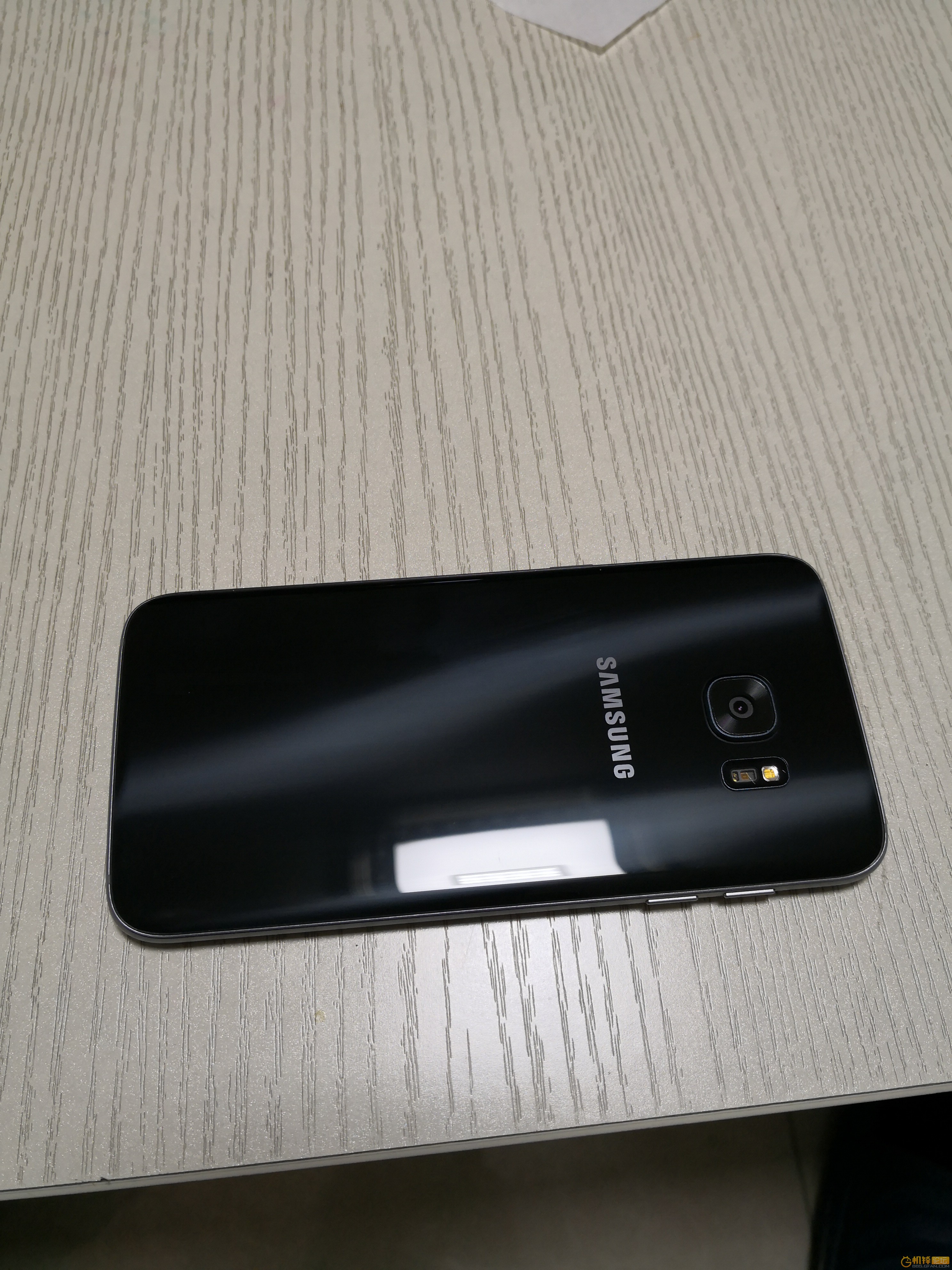 港行S7edge尸体有人收吗? 32G黑色,屏幕摔坏